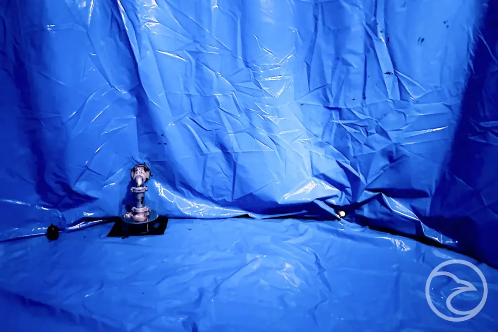 Industrial water storage system protected with corrosion-resistant liner