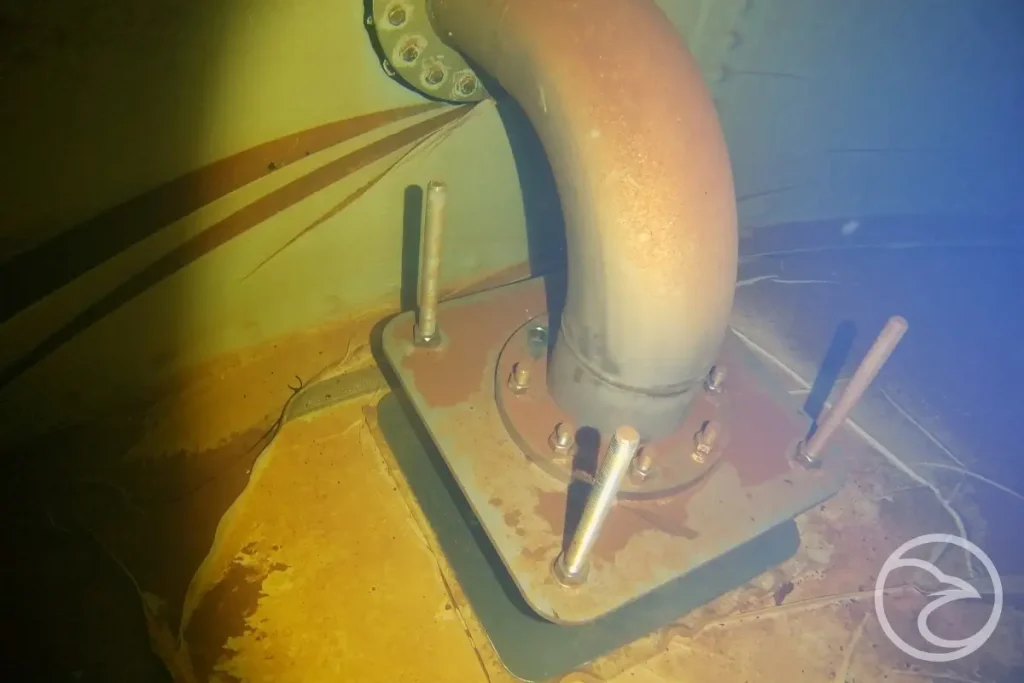 Industrial water storage tank equipped with remote monitoring devices