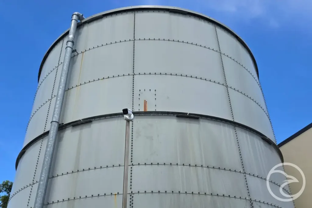 Large industrial storage tank designed for effective water turnover